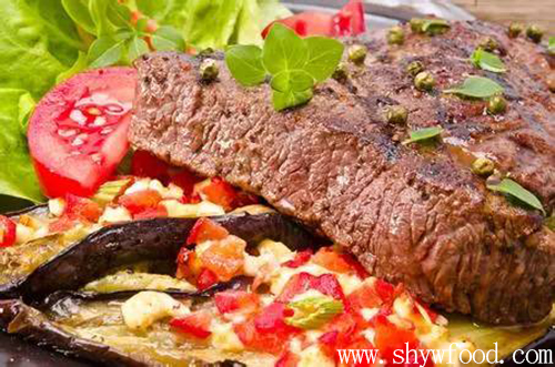 牛肉富含蛋白质、脂肪、碳水化合物、钙、磷、铁、维生素B1、维生素B2、烟酸等营养成分