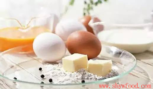 牛肉与鸡蛋搭配同食，不但滋补营养，而且能够促进血液的新陈代谢，延缓衰老。