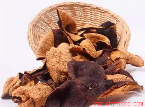 牛肉配以中药陈皮，两者搭配具有止咳化痰、生津开胃、顺气消食安神等功效，还可以治疗维生素C缺乏症。所以，牛肉宜与陈皮一起食用。